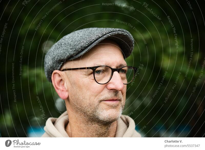 Weites Land | Weitblick | Männerporträt mit Brille und Kappe Person Mensch Mann 1 Mensch Männerportrait Blick in die Ferne Porträt Portrait Außenaufnahme
