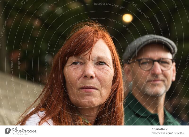 Weites Land | Doppelporträt von Frau im Vordergrund und Mann im Hintergrund Menschen 2 Menschen Paar Porträt Portrait Doppelportrait Mann mit Kappe