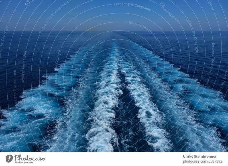Kielwasser eines Fährschiffes im Mittelmeer Heckwasser Hecksee Verwirbelung Wasser Meer Fähre Transport Schiff Schifffahrt Sardinien blau weiß Schaumkronen