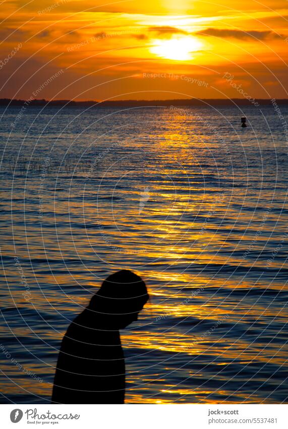 Am Abend wenn das Sonnenlicht untergeht Sonnenuntergang Himmel See Horizont Dämmerung Wasser Natur ruhig Sommer Abenddämmerung Erholung Frau Silhouette Idylle