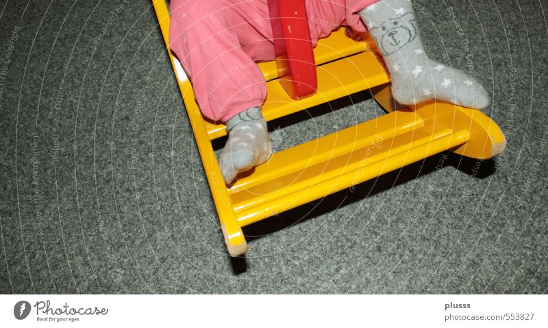 Gigampfe ... feminin Kleinkind Mädchen Kindheit Beine Fuß 1 Mensch 1-3 Jahre Hose schaukeln Schaukel Schaukelpferd Schaukelstuhl Wippe Spielzeug gelb rot