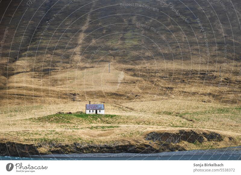 Irgendwo in Island - ein einsames, verlassenes Haus Insel isländisch Einsamkeit Berge Landschaft Fluss Weite Stille Ruhe menschenleer Tourismus Natur Reise