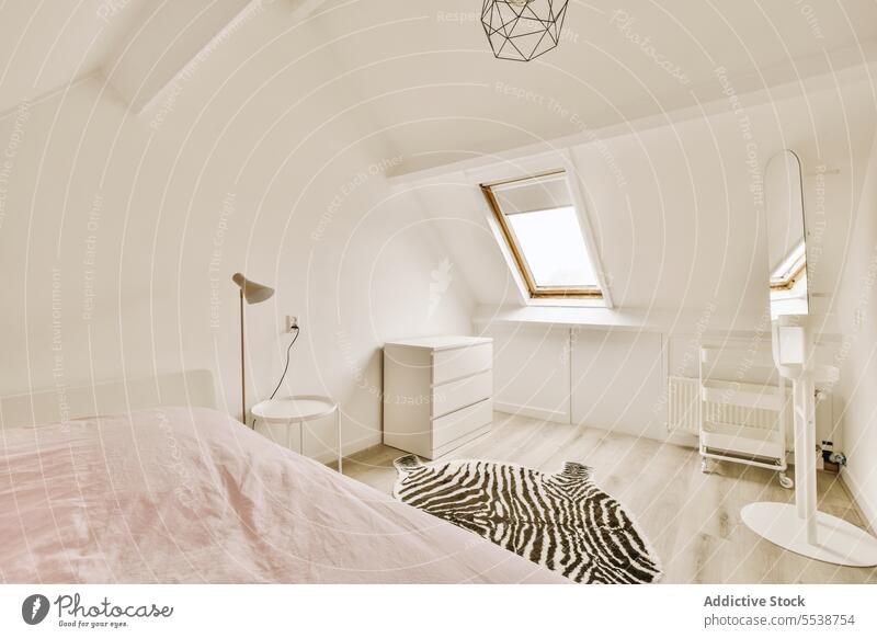 Schlafzimmer im Dachgeschoss mit bequemem Bett und weißen Wänden Dachboden geräumig gemütlich Fenster Haus modern heimwärts Raum Design Innenbereich Möbel