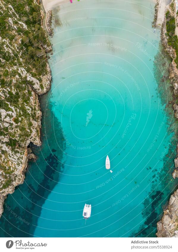 Drohnenansicht von klarem Meerwasser mit vertäutem Boot Segelboot Wasser MEER übersichtlich Schwimmer türkis Insel Natur Paradies Gefäße Oberfläche