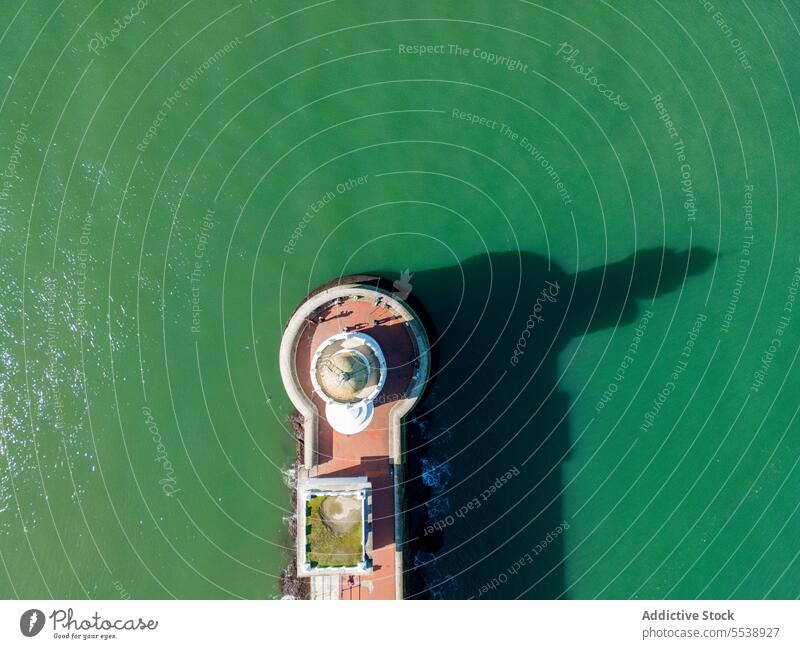 Drohnenansicht eines Leuchtturms mit Schatten an der Meeresküste bei Tageslicht Küste Ufer Straße MEER Leuchtfeuer Konstruktion Architektur Meereslandschaft