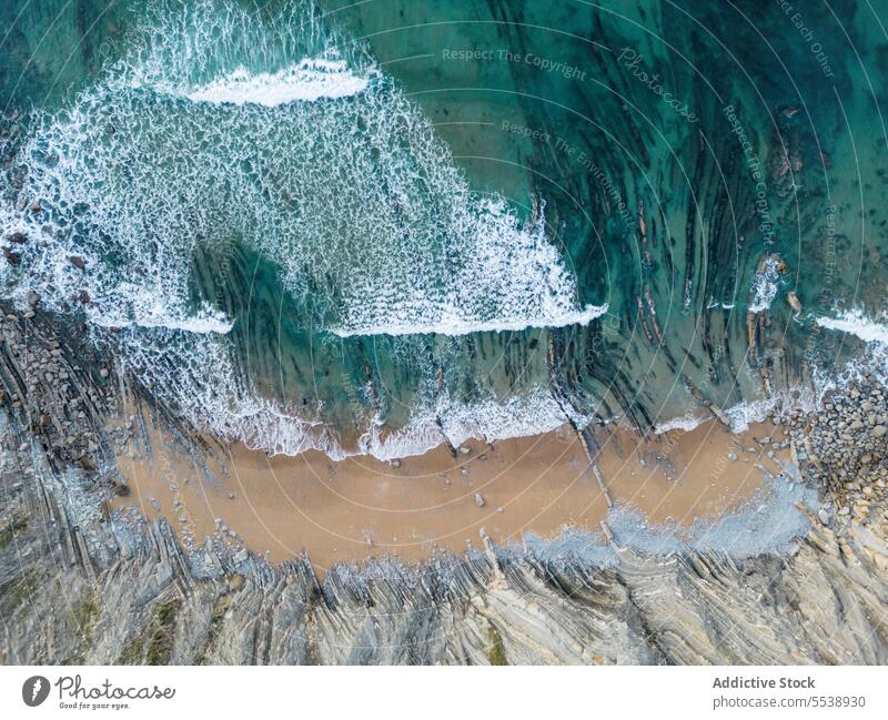 Drohnenaufnahme von schäumendem Wasser, das den Sandstrand umspült MEER winken Strand Natur Küstenlinie türkis Ufer Seeküste Meer Meereslandschaft Meeresufer