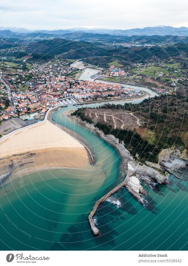 Luftaufnahme von Sandstrand und tropischem Meer Strand MEER Wasser Sommer Küste Natur Ufer Meeresufer Küstenlinie Basken Seeküste marin Sommerzeit blau