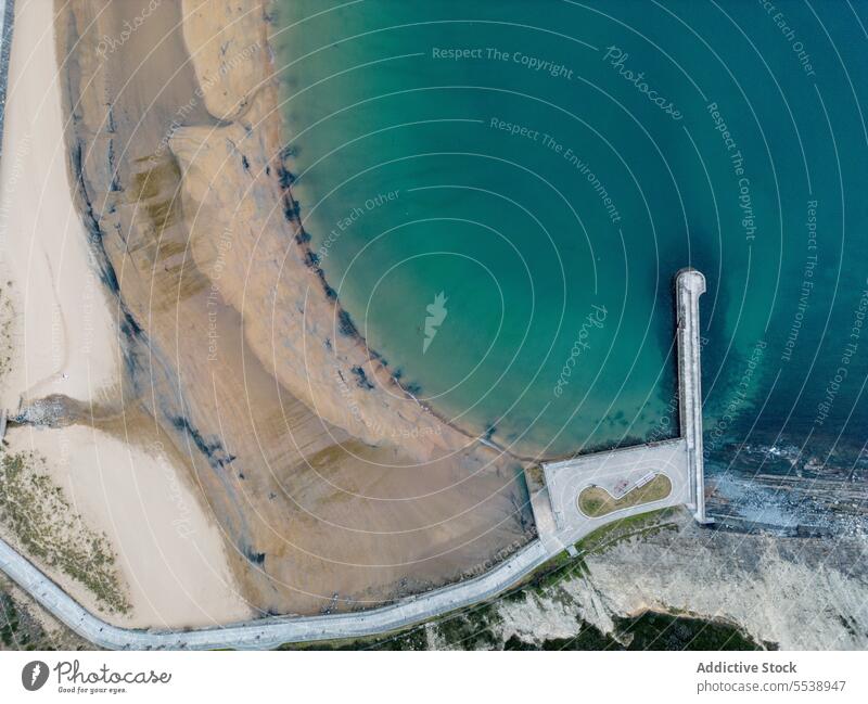 Drohnenaufnahme der baskischen Küste in einem tropischen Land Strand felsig MEER Ufer Sommer Landschaft Urlaub Wasser Meer Natur Meeresufer Küstenlinie Seeküste