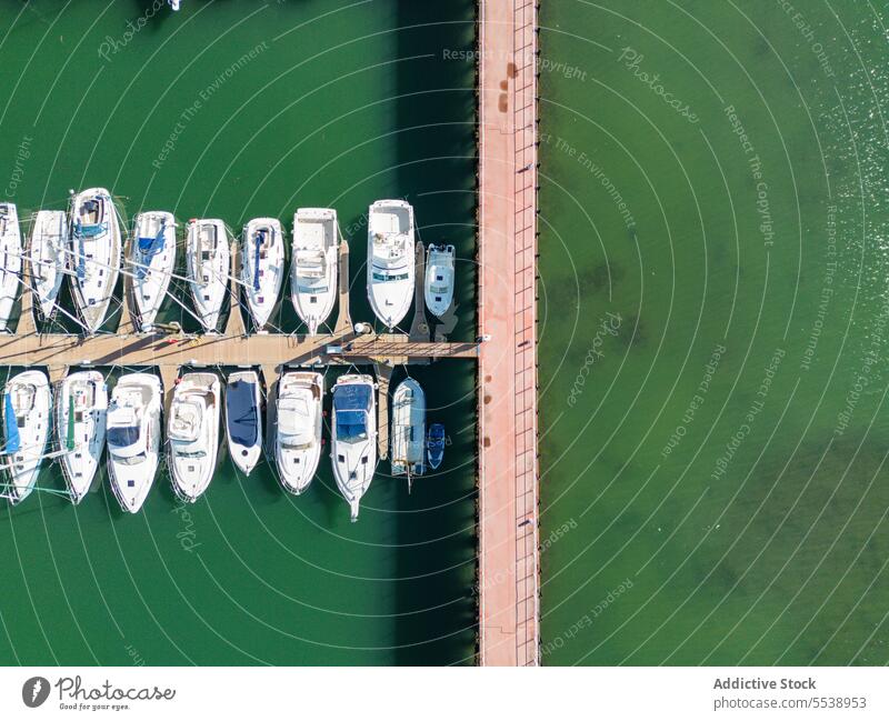 Boote in der Nähe des Piers im grünen Meer vertäut Verkehr Jacht MEER Gefäße Maure Wasser Portwein Reihe Kai malerisch Windstille Basken marin Höhe Schiff