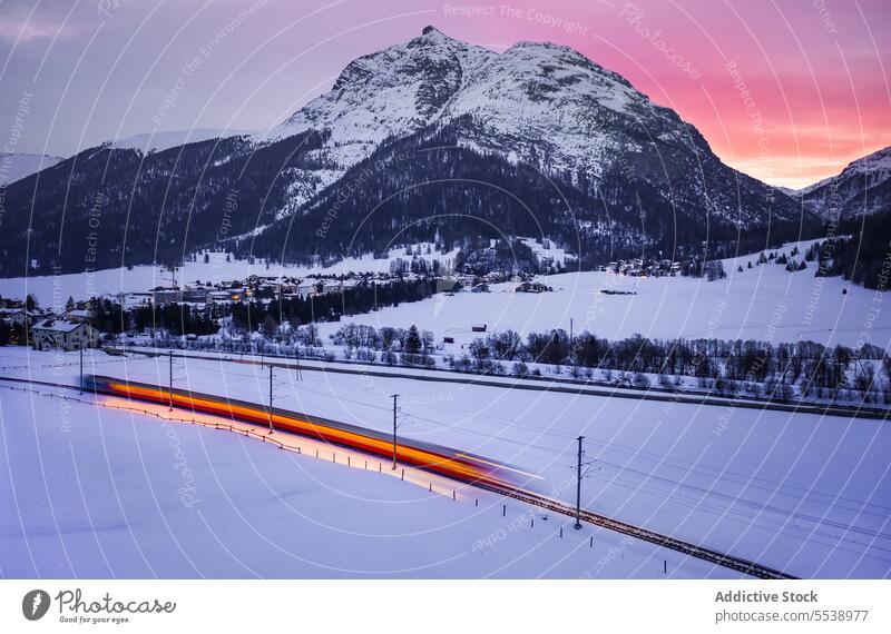 Herrlicher Blick auf verschneite Berge und Zug gegen Sonnenuntergang Himmel Schnee Berge u. Gebirge Schiene Felsen Wetter Hochland idyllisch Schweiz Kamm