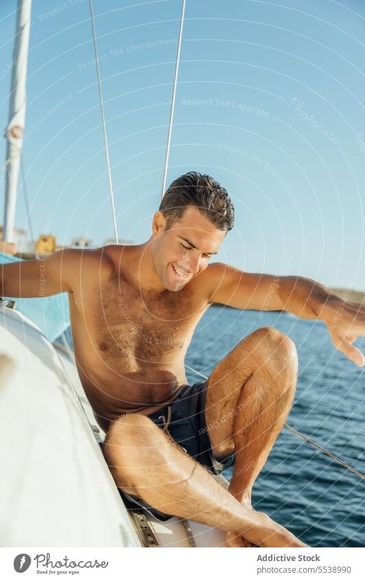 Hübscher Mann auf Segelboot im Ozean Jacht Boot sinnlich Sommer Urlaub selbstbewusst Sinnlichkeit Kreuzfahrt Meer Glück Körper Träumer stylisch Lächeln Gefäße