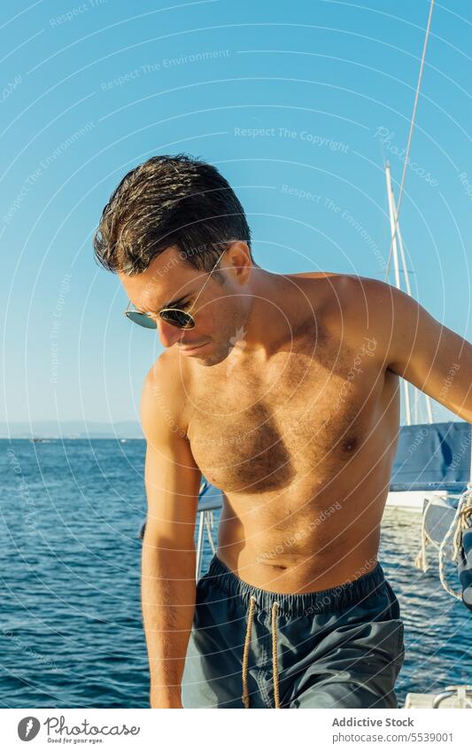 Hübscher Mann auf Segelboot im Ozean Jacht Boot sinnlich Sommer Urlaub selbstbewusst Sinnlichkeit Kreuzfahrt Meer Körper Träumer stylisch Gefäße Model im Freien