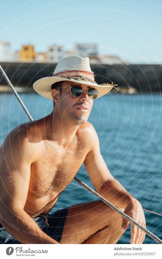 Hübscher Mann auf Segelboot im Ozean Jacht Boot sinnlich Sommer Urlaub selbstbewusst Sinnlichkeit Kreuzfahrt Meer Körper Träumer stylisch Gefäße Model im Freien