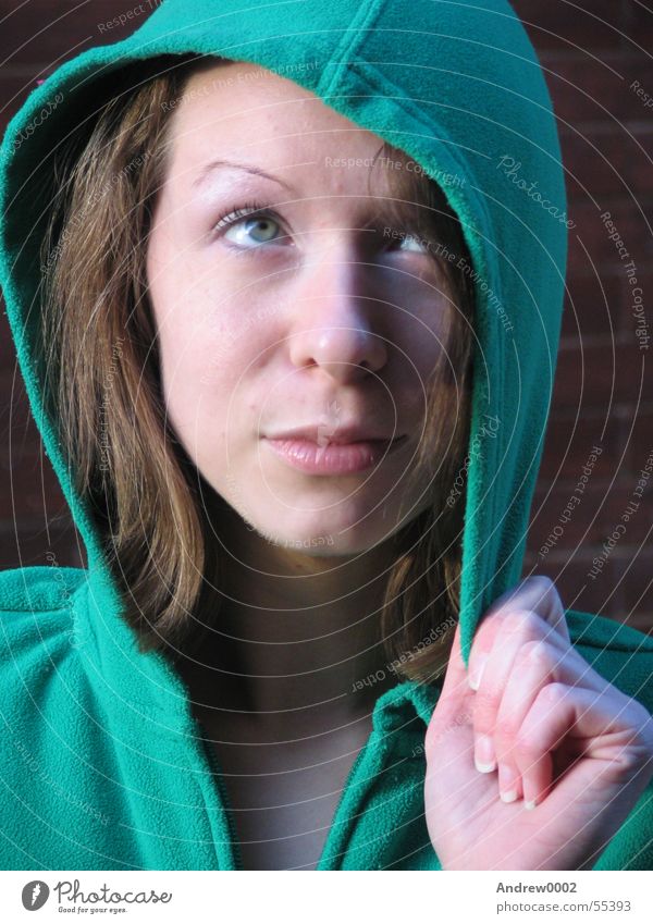 Paige Porträt grün Kapuzenpullover Blick nach oben Schminke Frauengesicht schön nachdenklich Hand brünett 1 Farbfoto Außenaufnahme