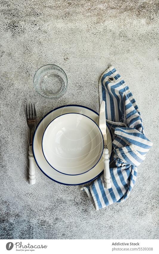 Minimalistisches rustikales Tischset auf grauer Oberfläche Teller Serviette Dekor dienen Geschirr Essgeschirr Ordnung Dekoration & Verzierung Utensil Keramik