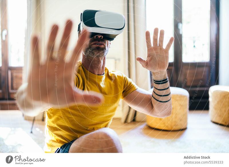 Mann mit VR-Headset trainiert in hellem Raum Virtuelle Realität Training sportlich Übung benutzend Hallo Technik männlich simulieren Technik & Technologie