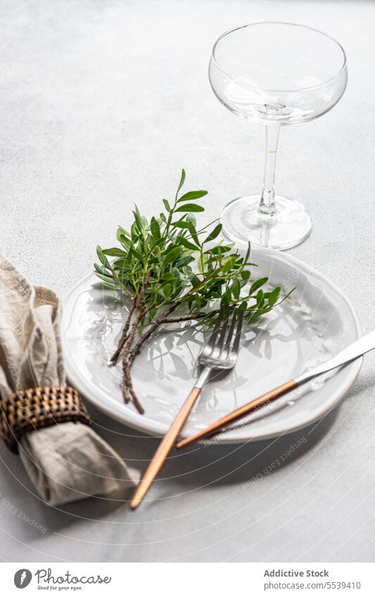 Tischdekoration mit frischer Pistazienpflanze Teller Messer Silberwaren Gabel Serviette Besteck Dekor dienen Geschirr Essgeschirr Ordnung
