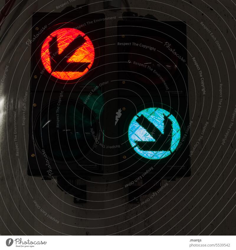 Rot/Grün dunkel schwarz Pfeil Ampel Orientierung Symbole & Metaphern Hinweis Richtung Richtungspfeil richtungsweisend Entscheidung Wegweiser Navigation