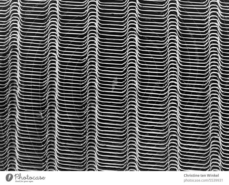 gestapelt Stapel Kunststoff Muster parallel schwarzweiß Strukturen & Formen Ordnung abstrakt viele aufeinander übereinander Menge liegen gleich Ordnungsliebe