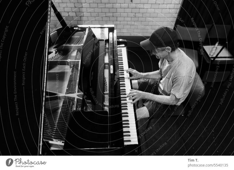 Klavierspieler Flügel Instrument s/w Innenaufnahme Schwarzweißfoto b/w Tag b&w Mann Tastatur Hochschule