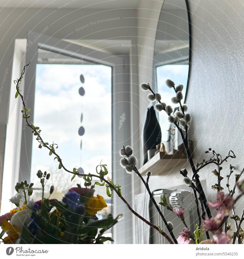 Kleine Sehnsucht nach Frühling 🌸 Wohnung Balkontür Blumen Zimmer Fenster frische Luft hell pastell Spiegel Spiegelung Blumenstrauß Dekoration & Verzierung