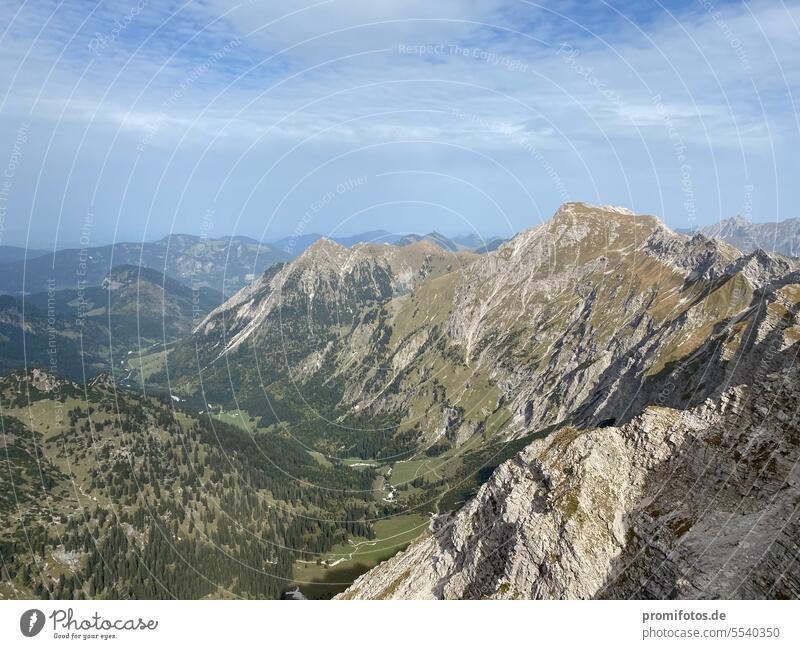 Die Allgäuer Alpen mit dem Hindelanger Klettersteig an einem sonnigen Tag im Oktober 2023. Foto: Alexander Hauk alpen allgäu berg berge nebelhorn klettersteig