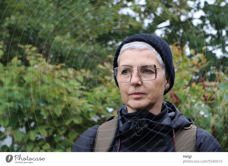 Weites Land | ernster Blick Mensch Frau weiblich feminin Porträt Frauenporträt draußen Außenaufnahme Kopf Gesicht Mütze Brille schauen Erwachsene Frauengesicht