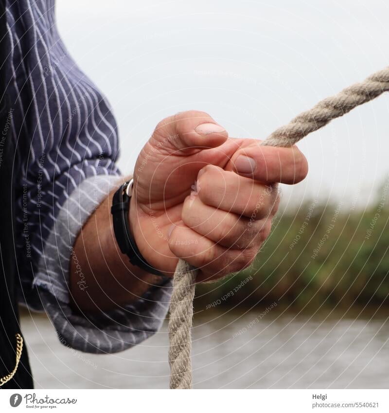 Weites Land | Männerhand hält ein Seil Hand Arm festhalten draußen Außenaufnahme Finger Farbfoto Detailaufnahme Schwache Tiefenschärfe Textfreiraum oben