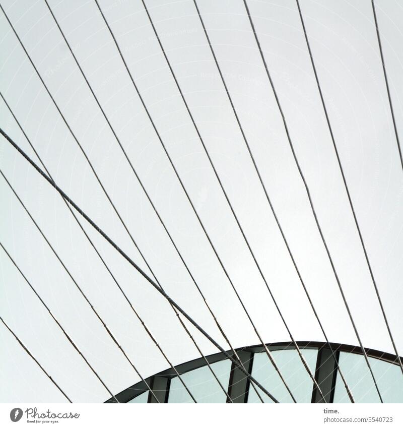 Parallelwelt | Schnittmenge Architektur Bauwerk Gebäude parallel Effekt Scheibe Stahlseile fallende Linien Reflexion Spiegelung oben hoch Detailaufnahme Himmel