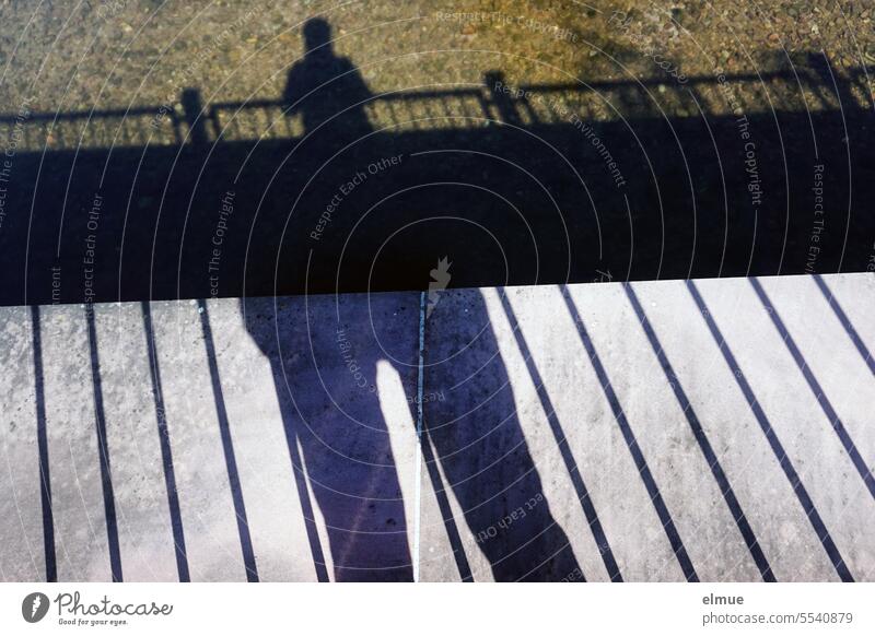 Parallelwelt I Schatten einer Person auf einer Brücke und im Wasser Schattenspiel Brückengeländer Doppelschatten dick - dünn Vergleich Größenvergleich