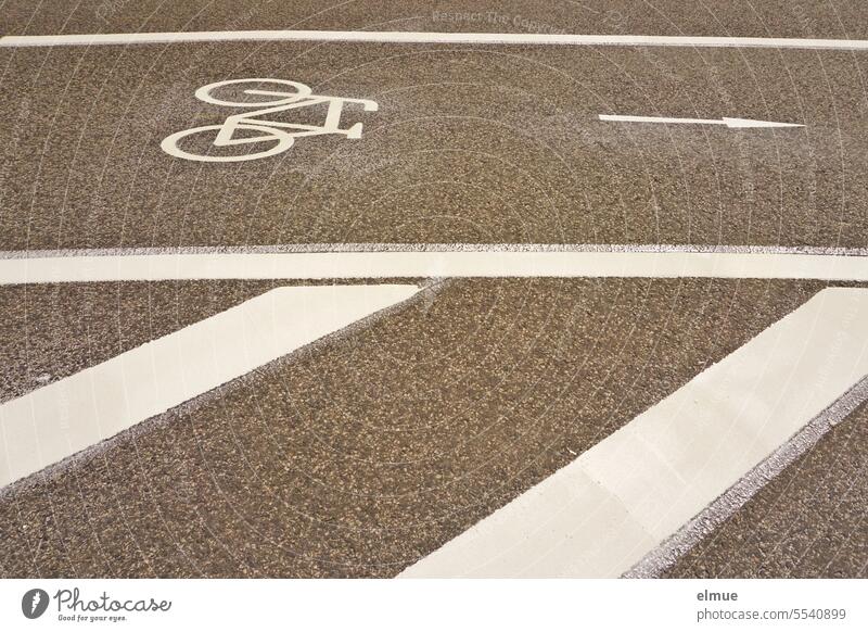 hilfreich I mit einem Fahrrad - Piktogramm und einem Richtungspfeil gekennzeichneter Radweg Fahrradweg Straßenmarkierung Radfahren Wege & Pfade StVO