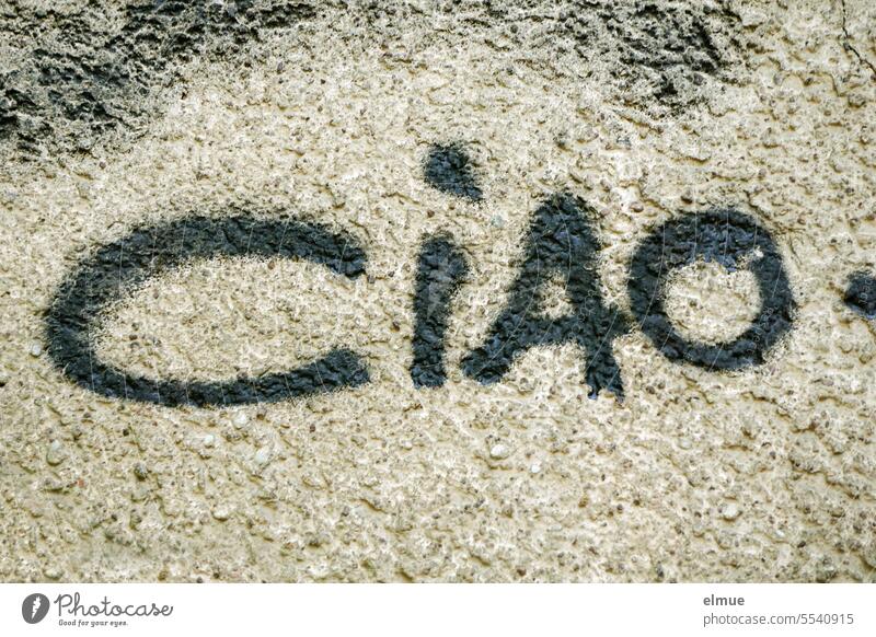 CIAO  steht in schwarz an einer Wand ciao tschau italienisch tschüss Auf Wiedersehen Graffiti Design Schmiererei Hauswand Jugendkultur ade servus Blog