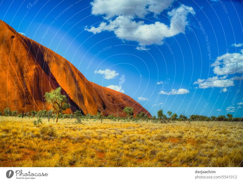 Parallewelt / Berghang  und Natur am Uluru. Berge u. Gebirge Außenaufnahme Landschaft Felsen Himmel Umwelt Wolken Menschenleer Farbfoto Sommer Schönes Wetter