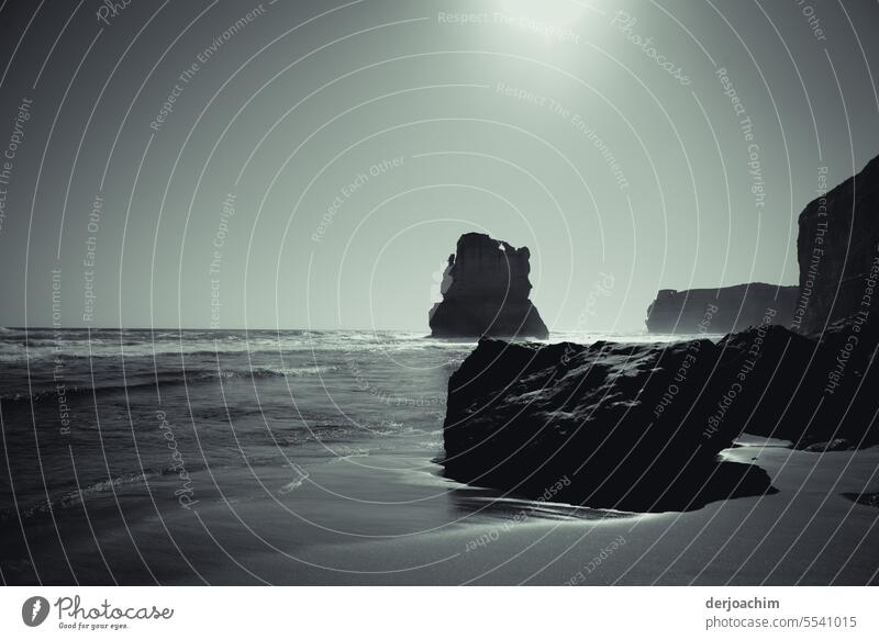 Felsen an der wilden Küste. - Princetown - felsen - objekt Objekt schwarz alt dunkel Licht Ozean Sonnenlicht Menschenleer Tag Horizont über dem Wasser Monochrom