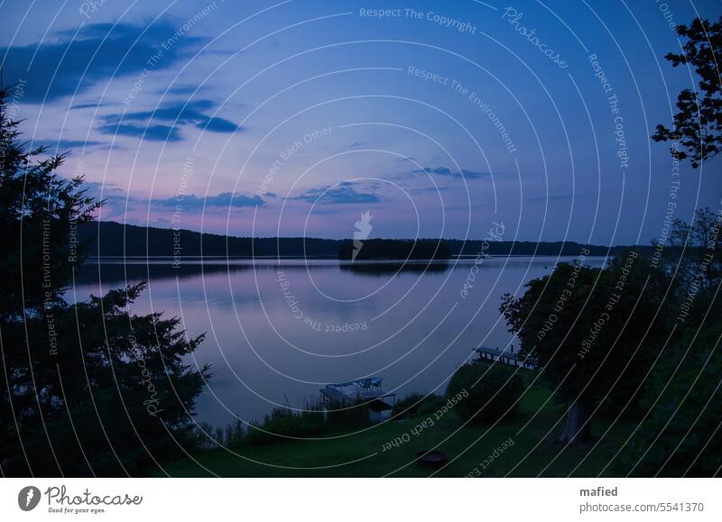 Abendhimmel am Pinnower See 08/2019 Abenddämmerung blaue Stunde Himmel Wolken Ufer Bäume Bootssteg Wasser Landschaft ruhig Reflexion & Spiegelung Außenaufnahme