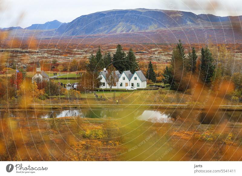 Vier kleine Häuser und eine Kirche im Nationalpark Pingveilir in Island Idylle Herbst Herbststimmung bunt Berg Weitsicht Versteck Fluss See Landschaft