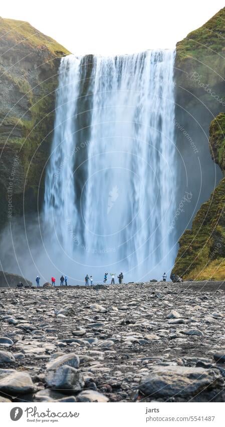 Lustige Leute am großen Wasserfall großer Wasserfall Touristen Sehenswürdigkeit Stimmung lustig spass Gute Laune Island Kraft Natur Landschaft Urelemente
