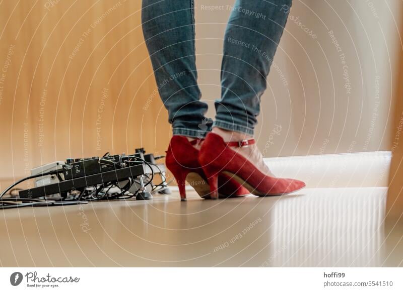 rote Pumps mit blauer Jeans und Bühnentechnik auf einer Bühne rote schuhe technick Effektgerät Mischpult bühnentechnik Schuhe Beine Fuß Frau Damenschuhe stehen