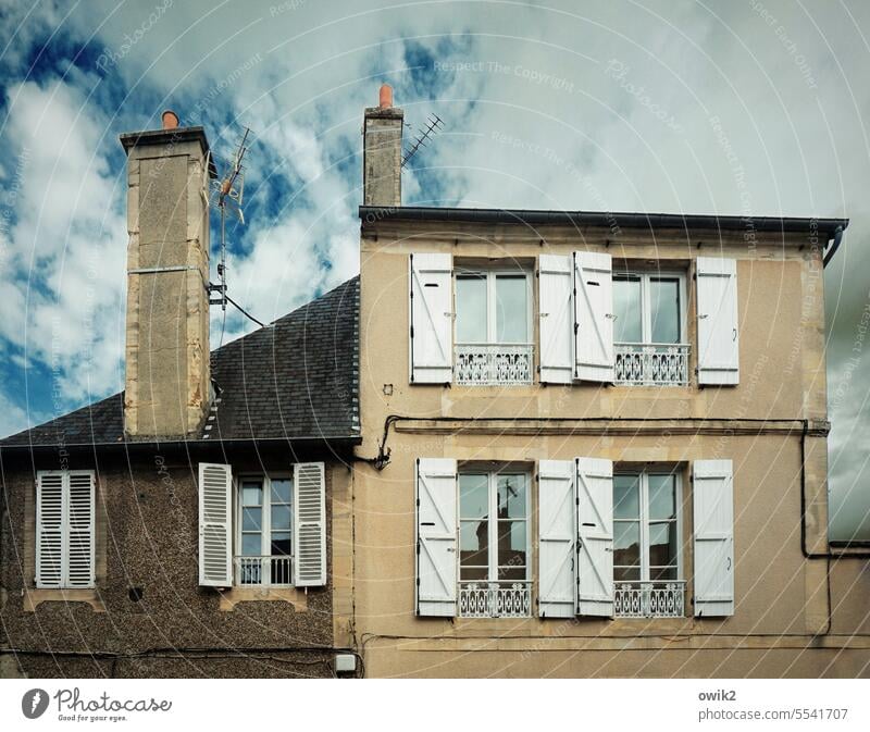 Französische Fenster Bayeux Normandie Haus Département Calvados Frankreich Architektur Menschenleer Schönes Wetter Stadt Mauer Außenaufnahme Himmel Wolken