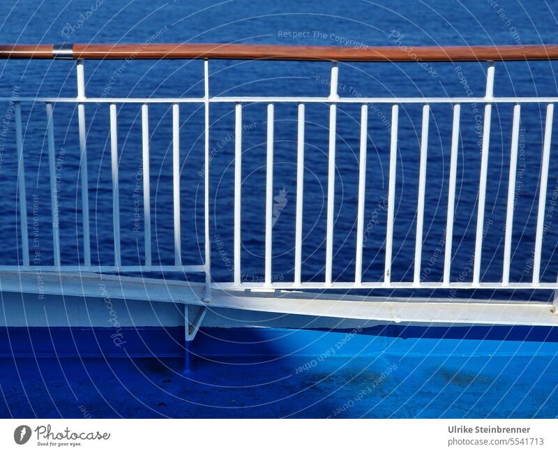 Reling eines Fährschiffes im Mittelmeer Wasser Meer Fähre Transport Schiff Schifffahrt Sardinien blau weiß Linien Ferien & Urlaub & Reisen Wasserfahrzeug