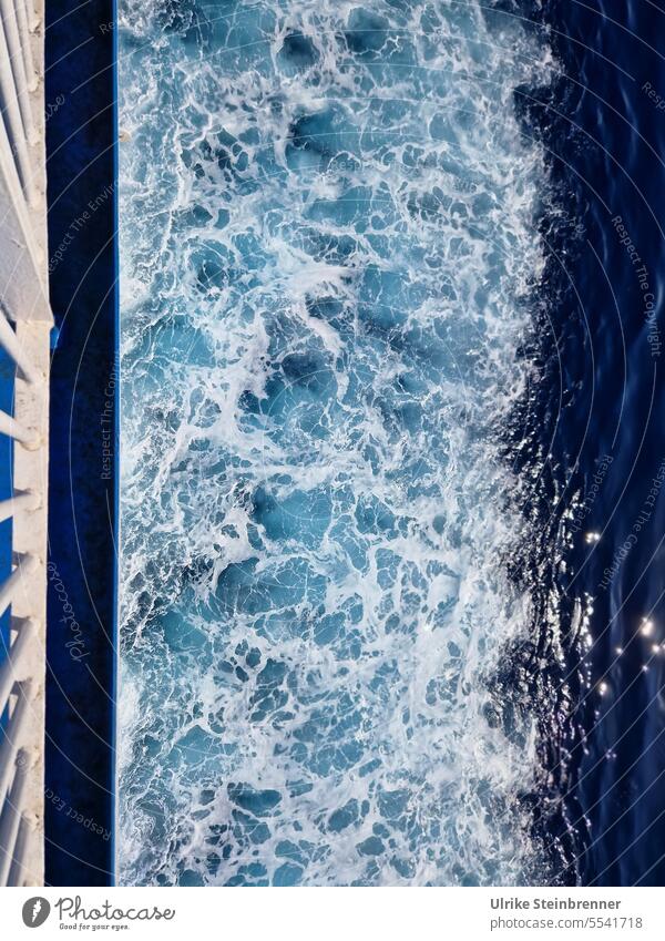 Seitliches Kielwasser eines Fährschiffes im Mittelmeer Verwirbelung Wasser Meer Fähre Transport Schiff Schifffahrt Sardinien blau weiß Schaumkronen Gischt Spur