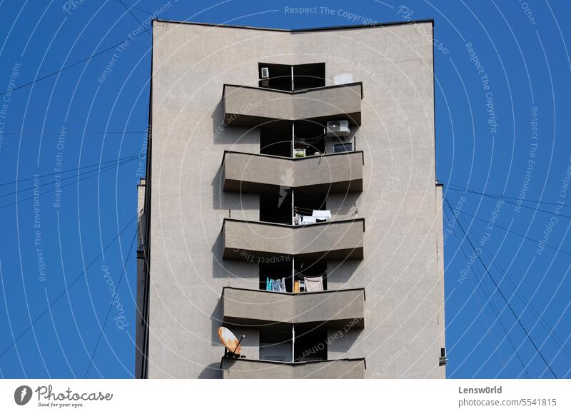 Betonfassade eines Wohngebäudes in Pristina, Kosovo Architektur Balkan Gebäude Großstadt Außenseite Fassade grau pristina wohnbedingt symmetrisch Symmetrie