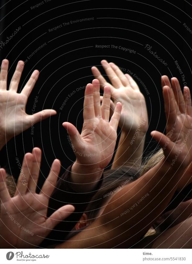 Der Mensch lebt nicht von Lebkuchen allein | Solidarität & Gemeinschaft Hände zusammen feiern Demonstration Handflächen Finger Menschen Nahaufnahme Person