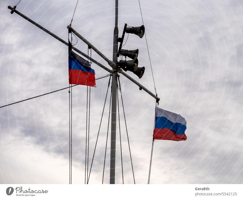 flagge von russland trikolore und stierhorn am mast - ein lizenzfreies  Stock Foto von Photocase
