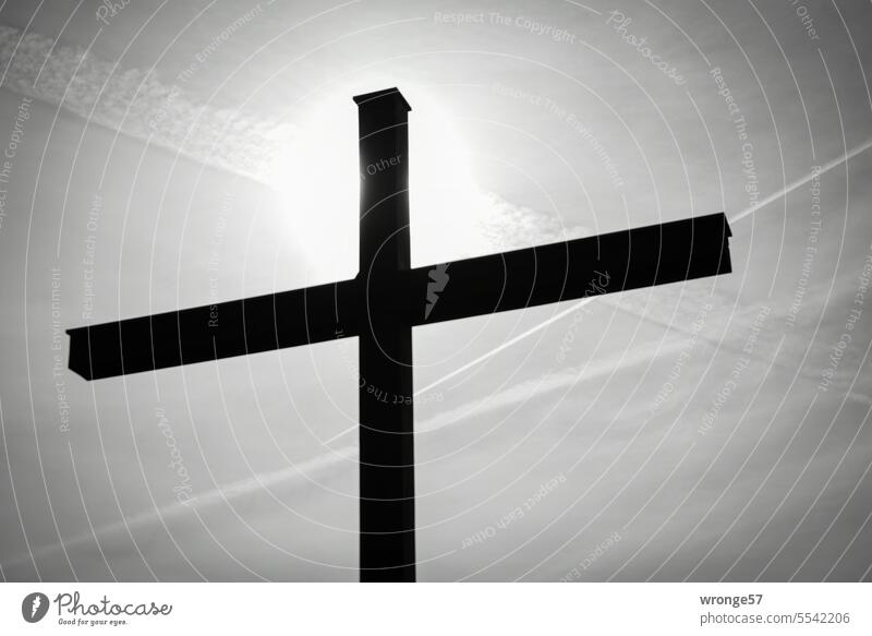 Glaube | die Sonne scheint hinter einen Kreuz hervor Hoffnung Himmel Himmel (Jenseits) Symbol Glaube & Religion Christliches Kreuz Christentum Kirche