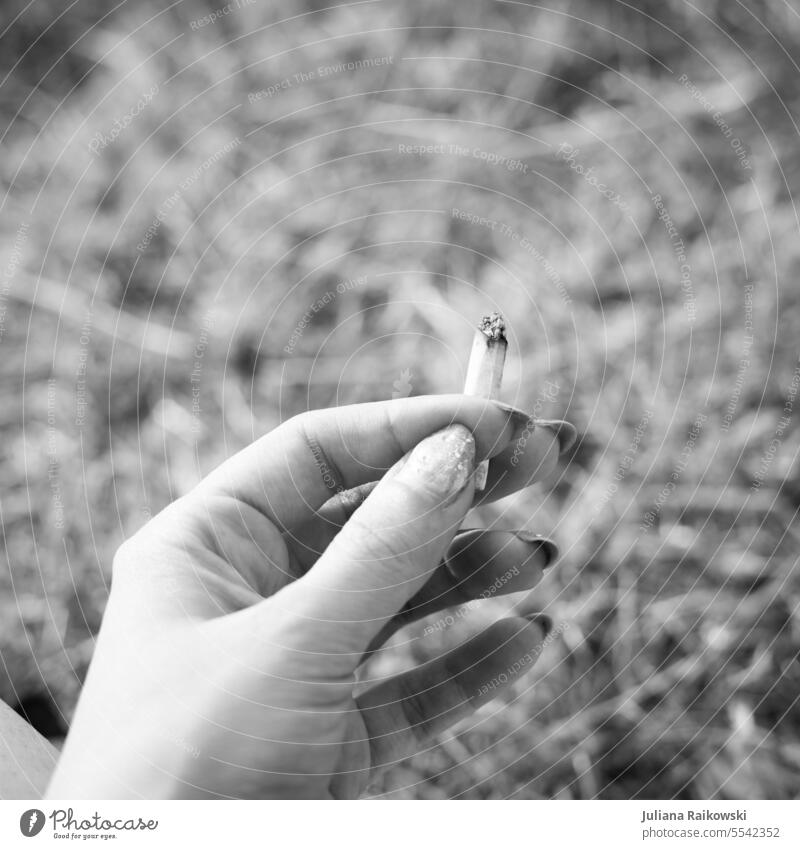 weibliche Hand mit Zigarette in schwarz weiß Rauchen Frau Nikotin Abhängigkeit gesundheitsschädlich Suchtverhalten Gesundheitsrisiko Laster Tabakwaren ungesund