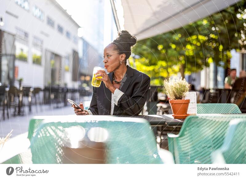 Porträt einer reifen Geschäftsfrau, die in einem Straßencafé sitzt Menschen Stadtzentrum Business Freude Frau urban schwarz natürlich attraktiv Großstadt