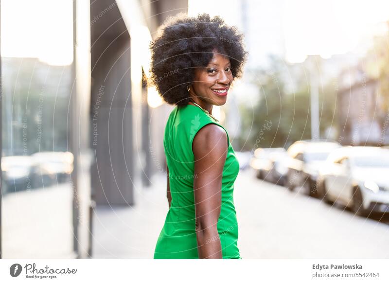 Porträt einer reifen Frau in grünem Kleid in der Stadt stehend Menschen Stadtzentrum Geschäftsfrau Business Freude urban schwarz natürlich attraktiv Großstadt