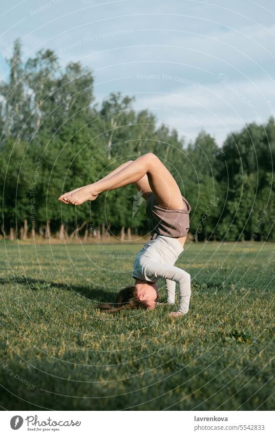 Erwachsene Frau übt Yoga im Freien, Unterarm-Balance-Pose Pincha Mayurasana aktiv Körper Sommer Natur Training Sport strecken Kunstturnen Aerobic schlank Park