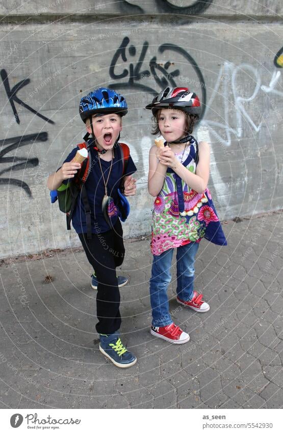 Wild Kids on the block Kinder zwei Grafitti bunt Sneaker Fahrradhelm rot blau urban Mädchen Junge blond brünett wild frech Eis essen Eisessen Kindheit Straße
